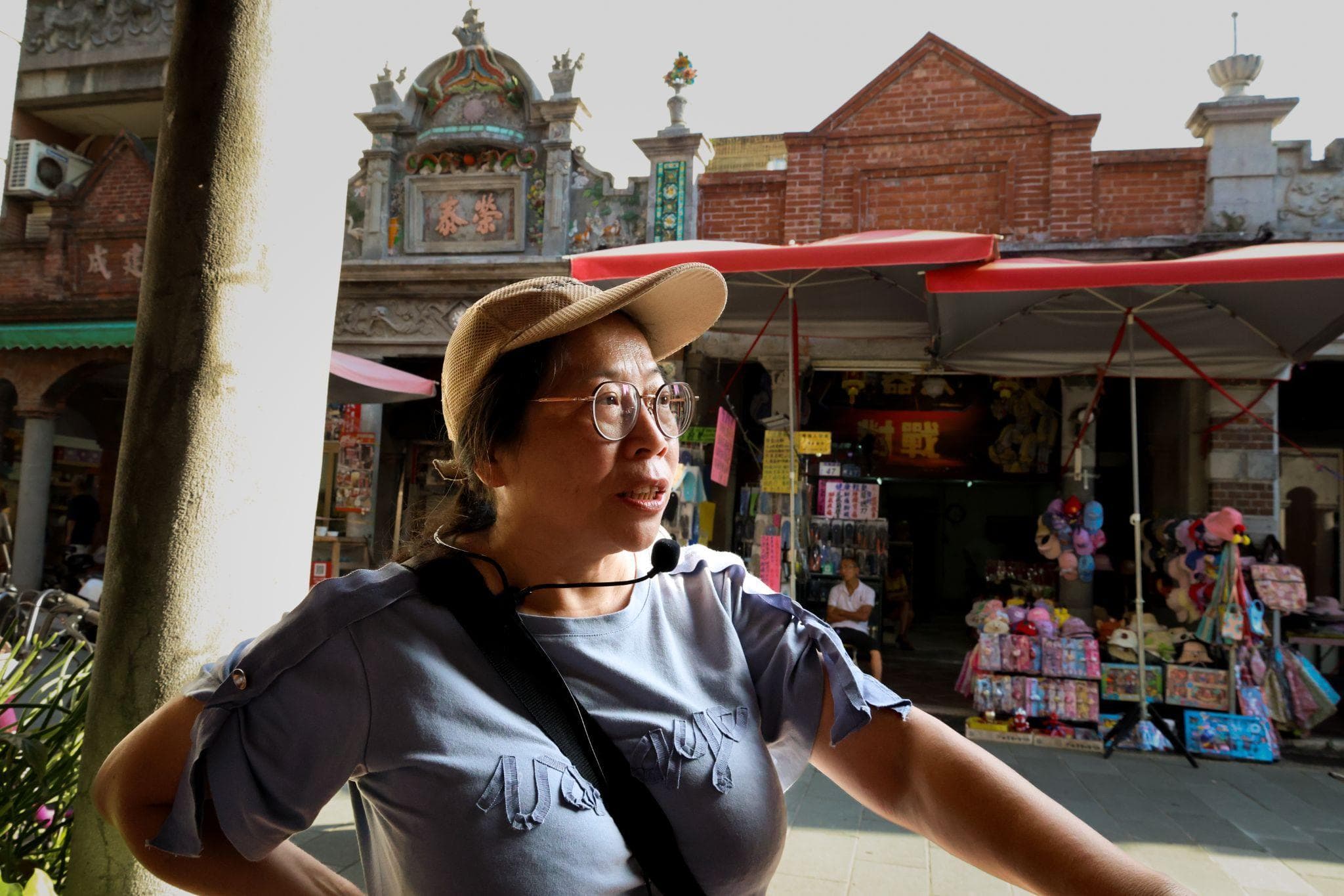 Huang Shu-Jun leading a walking tour on Daxi's old street