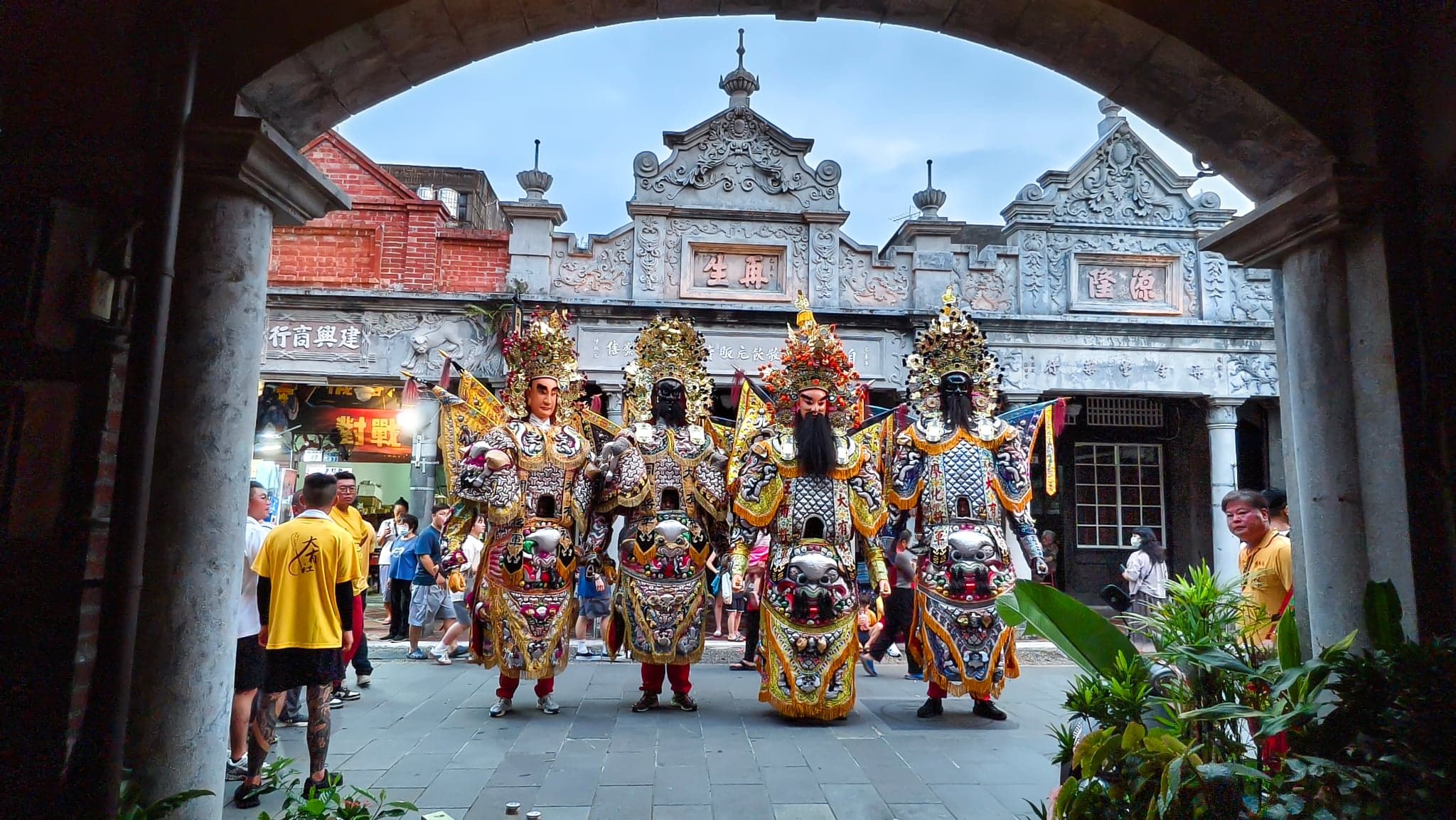 Four divine generals resting for a group photo beneath the arched corridor of Yuan Gu Ben Pu