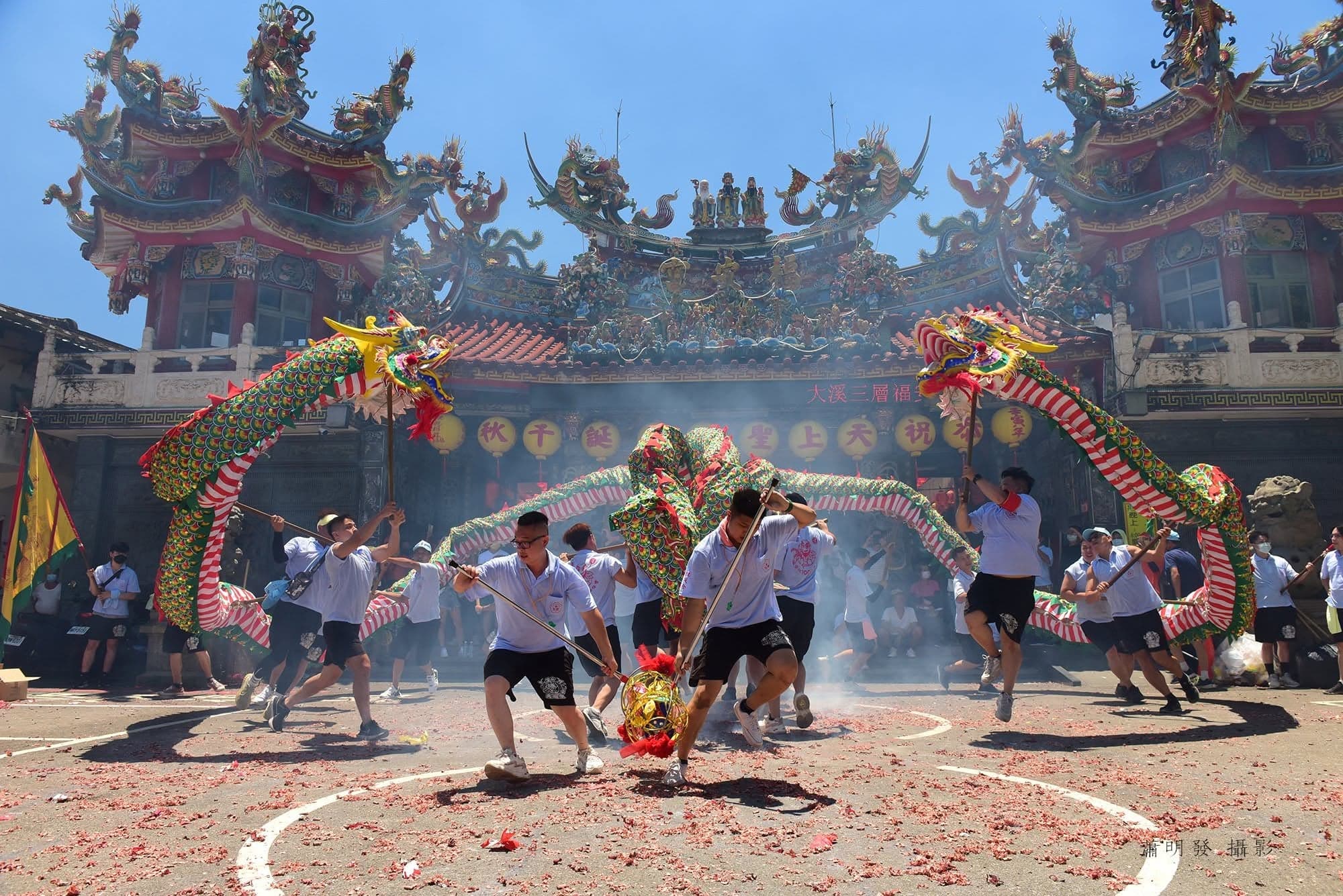 The twin dragons of Sanceng Xinsheng She's Flying Dragon Troupe dancing in the courtyard of Fuyuan Temple