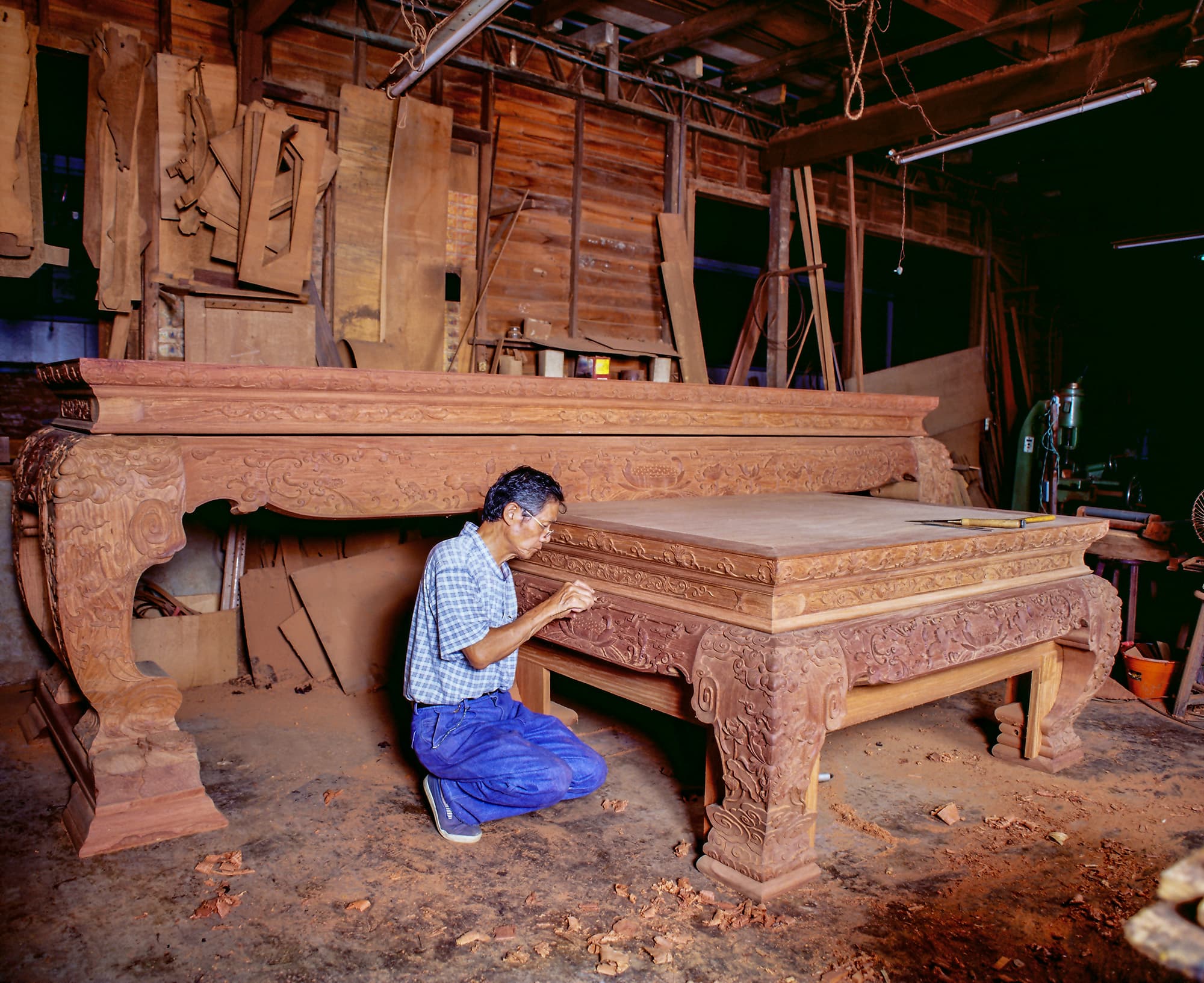 A photograph by Xiao Ming-fa of master carver You Li-hai's classic altar-table work